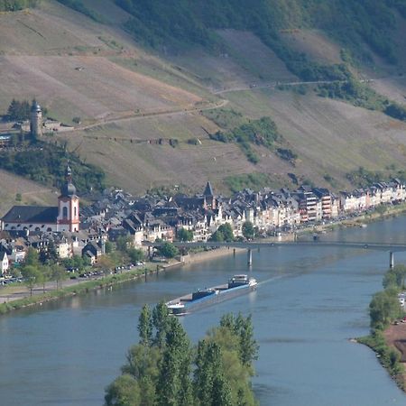 Weingut Helmut Barzen Apartment Zell an der Mosel Exterior photo